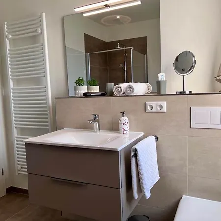 Hangar 19 Weitblick 1-3 *