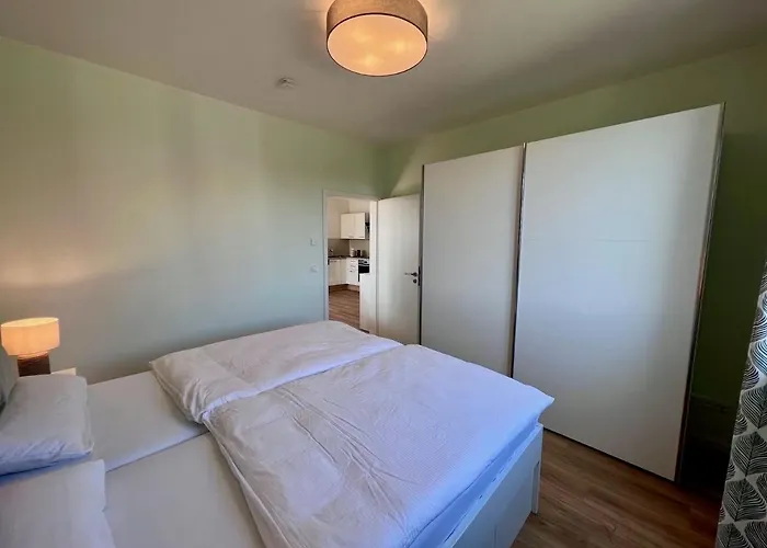 Hangar 19 Weitblick 1-3 *